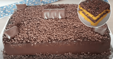 Delicioso bolo de cenoura com muito chocolate em cima e no meio